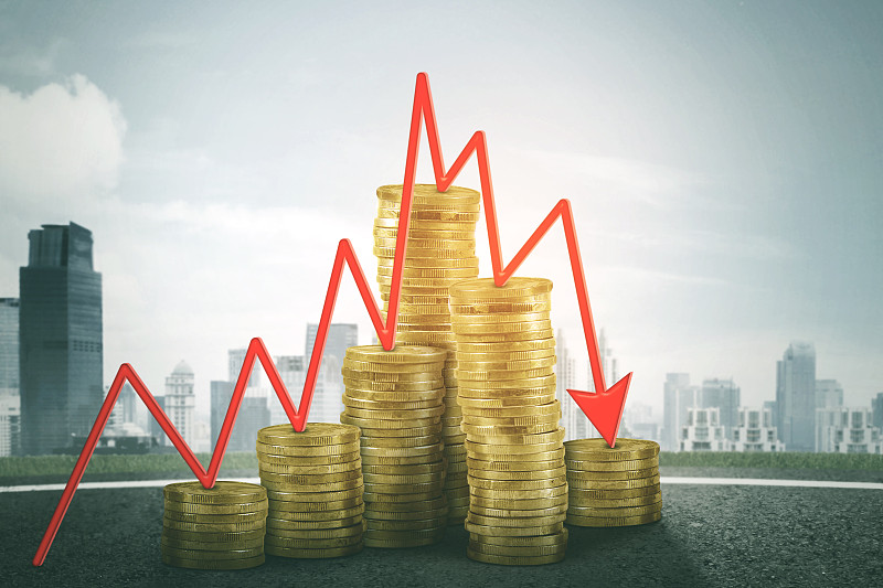 成堆的金币和落箭与城市景观