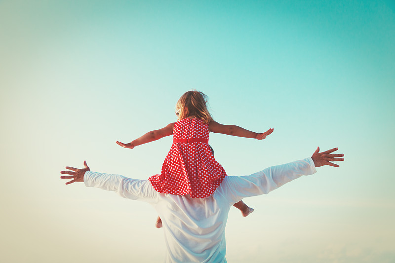 爸爸和小女儿在天空中玩耍