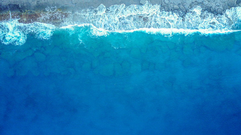 鸟瞰图与海浪在日出。正上方是海上摄影机。