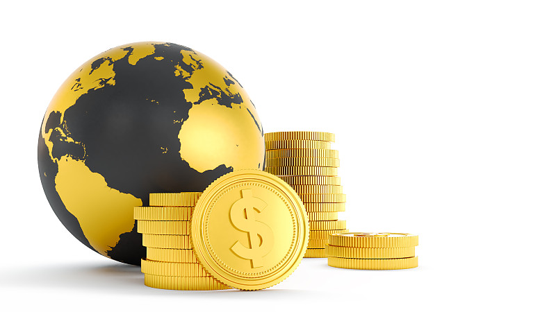 黑色和金色的球体与堆栈的金币孤立在白色的背景上