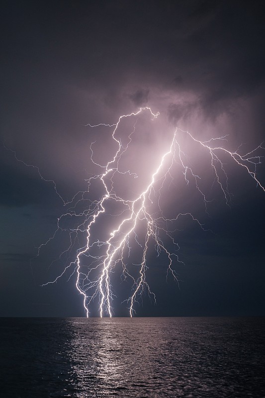 黑海上空的闪电
