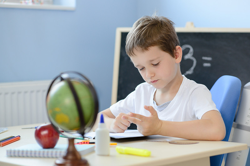 7岁的小男孩用手指数数。