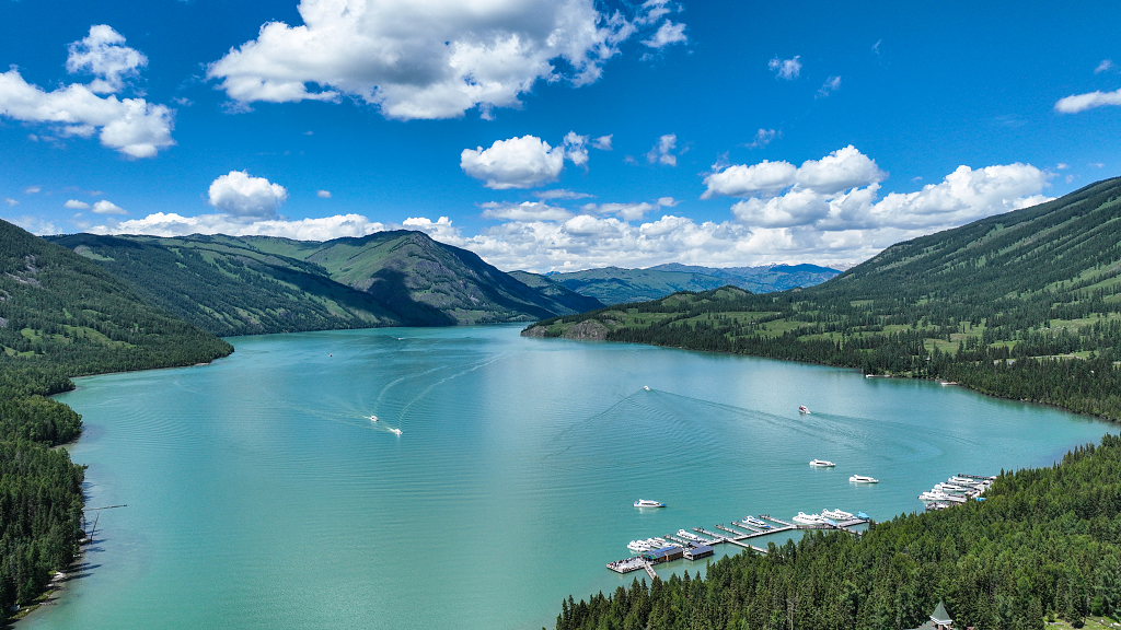 俯瞰新疆喀纳斯湖风光