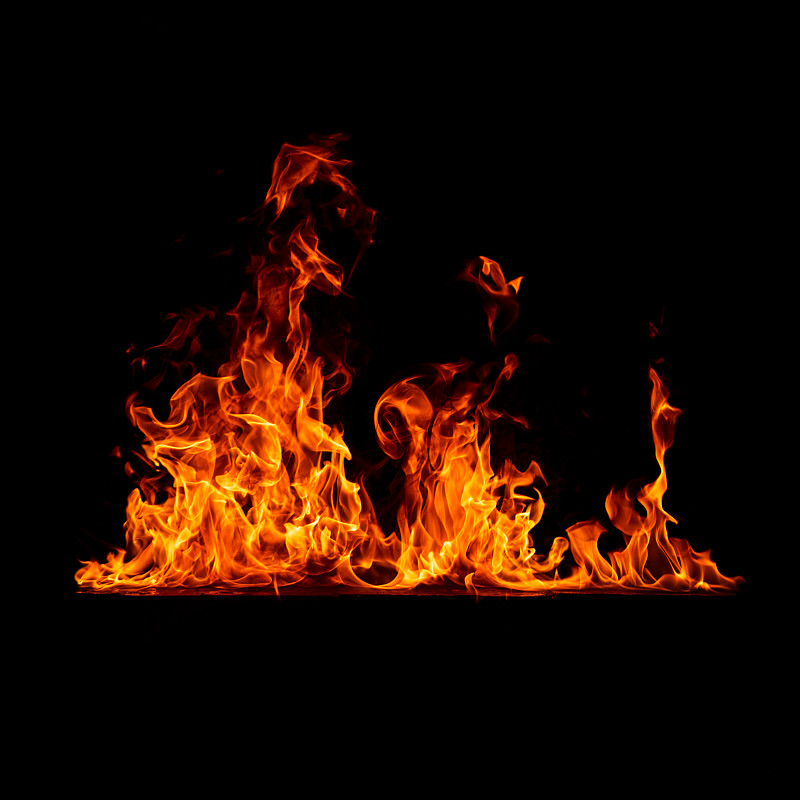 炽热的火焰，在黑色的背景上有孤立的反射