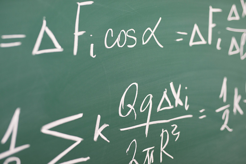 用粉笔写在黑板上的公式