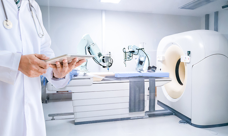 医生控制机器人的x光机医院计算机