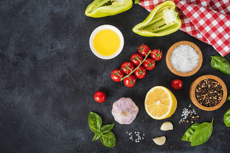 食物背景从蔬菜，香料，香草在黑色的桌子。