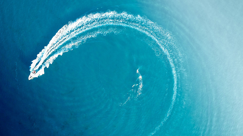 海上船只的高角度视图