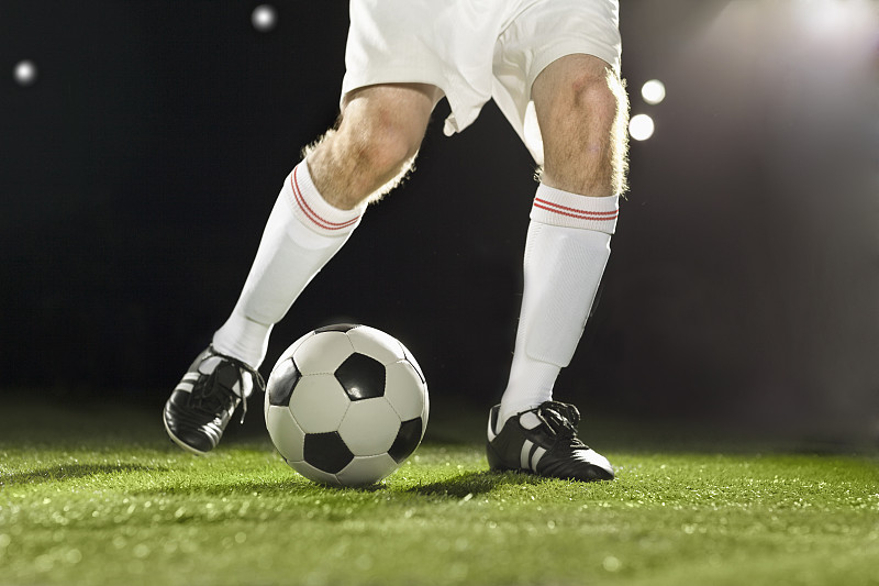 在场上运球的运动员