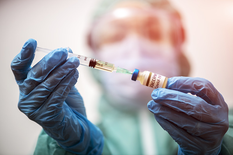 戴着防护口罩和手套的医生正在准备新冠肺炎疫苗