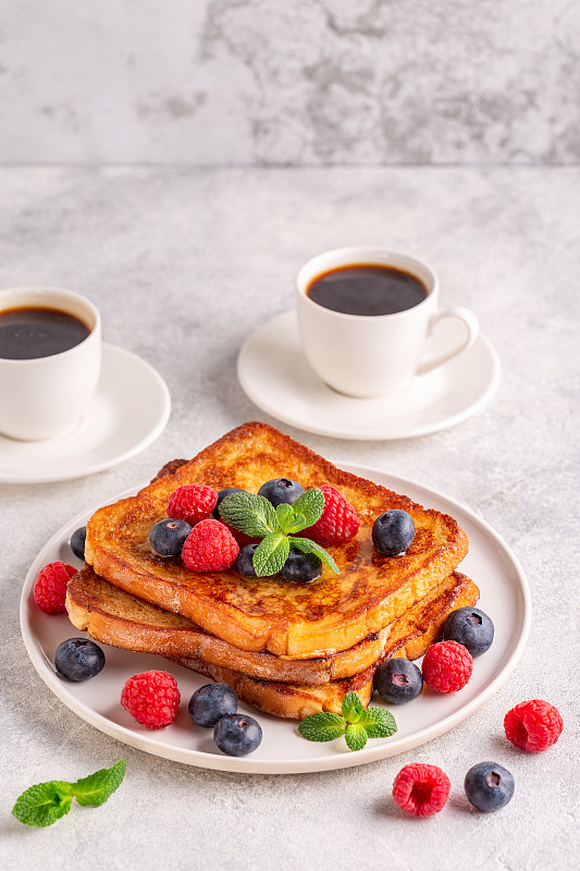 法式吐司配蓝莓，覆盆子，枫糖浆