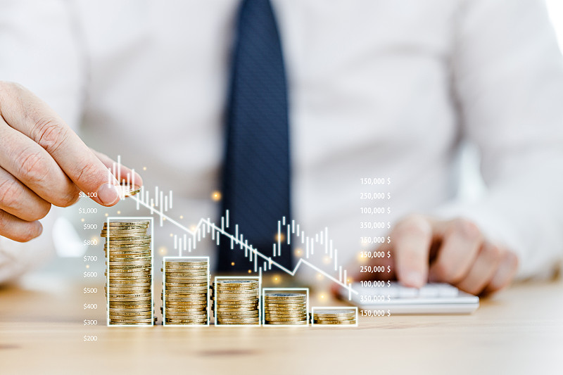 商人用虚拟的利润图表堆砌增长硬币。存款储蓄和企业利润增长的概念。