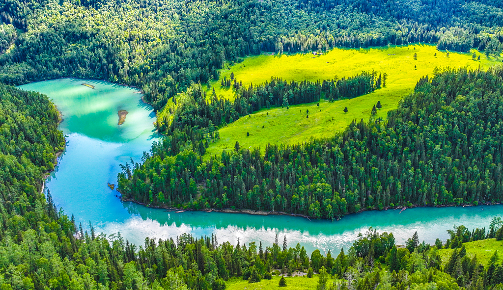 俯瞰新疆喀纳斯月亮湾风光风景