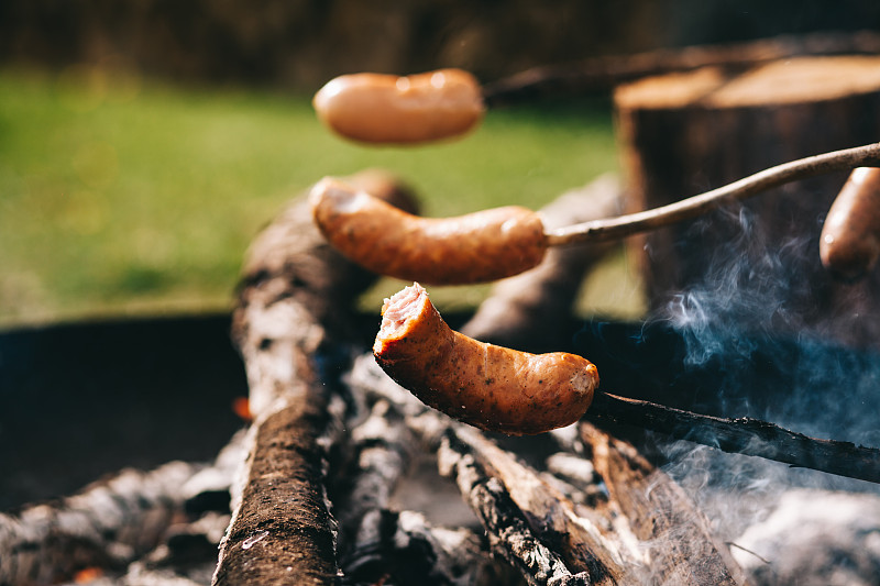 香肠是在明火上炸的。