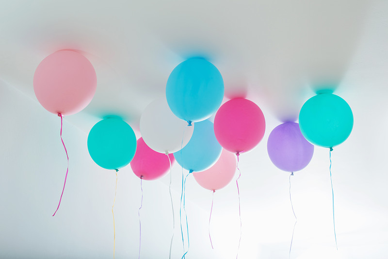 白色木制背景上的气球