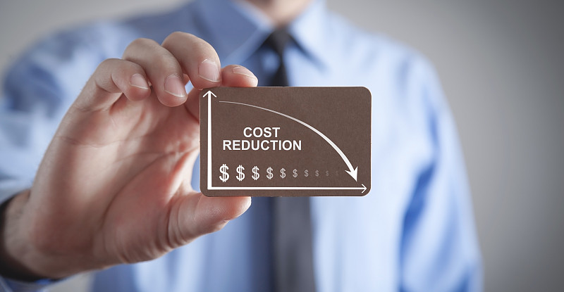 拿着纸板的男人。降低成本。美元符号和向下箭头。业务。金融