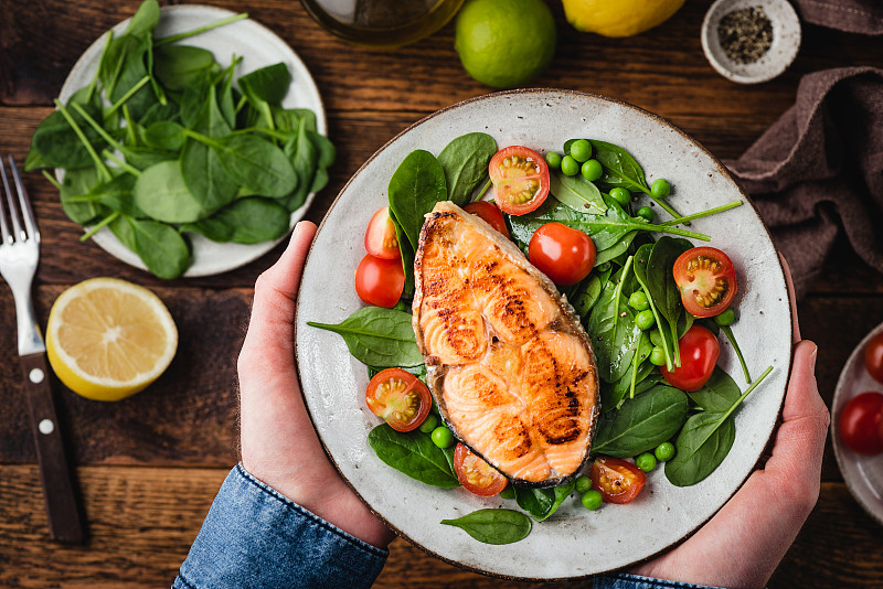 健康晚餐配烤鲑鱼排