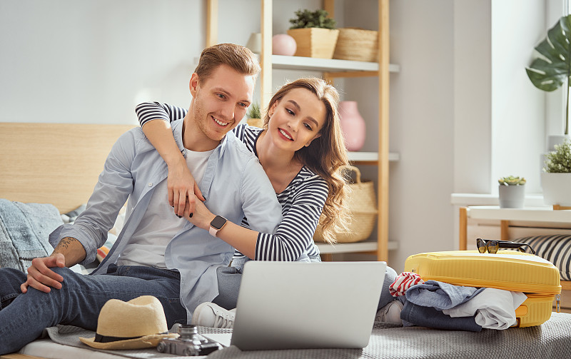 夫妇俩在准备旅行