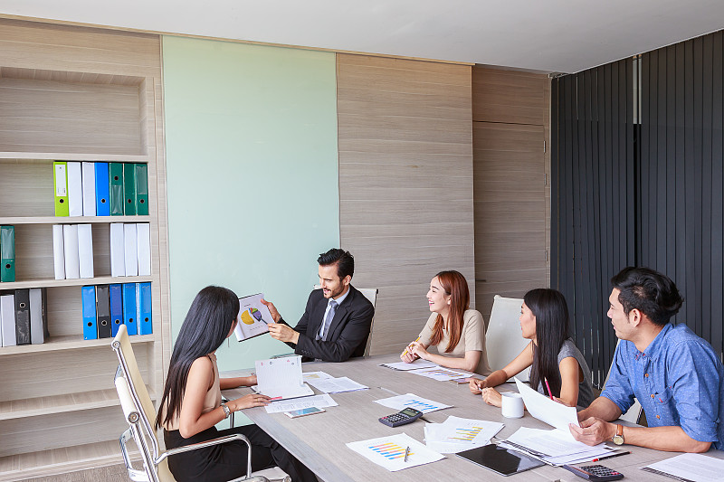 商务人员在会议室讨论文件和想法和演示，团队合作的概念