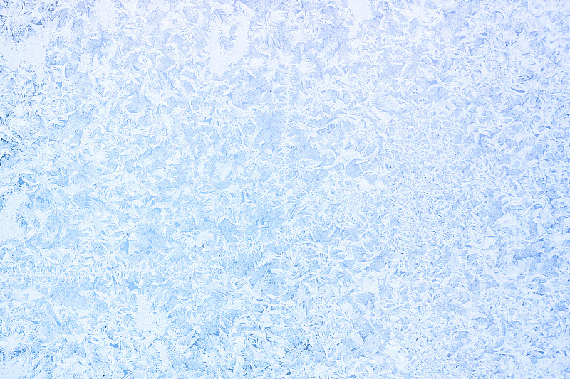 冰冻的玻璃，窗户上的冰，冬天冰冷的图案。