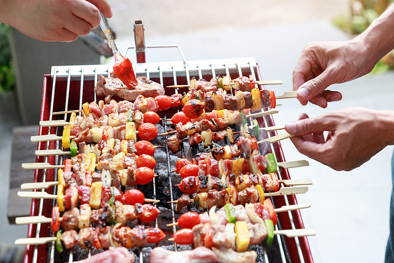 朋友们在花园聚会和烧烤。