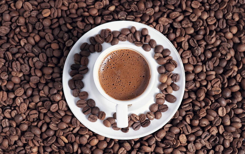 白色杯子里的土耳其咖啡。