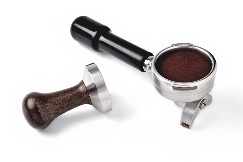 咖啡角与天然研磨咖啡和脾气在白色背景下的特写