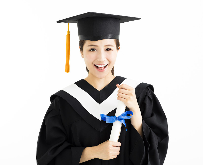 快乐的女研究生持有文凭