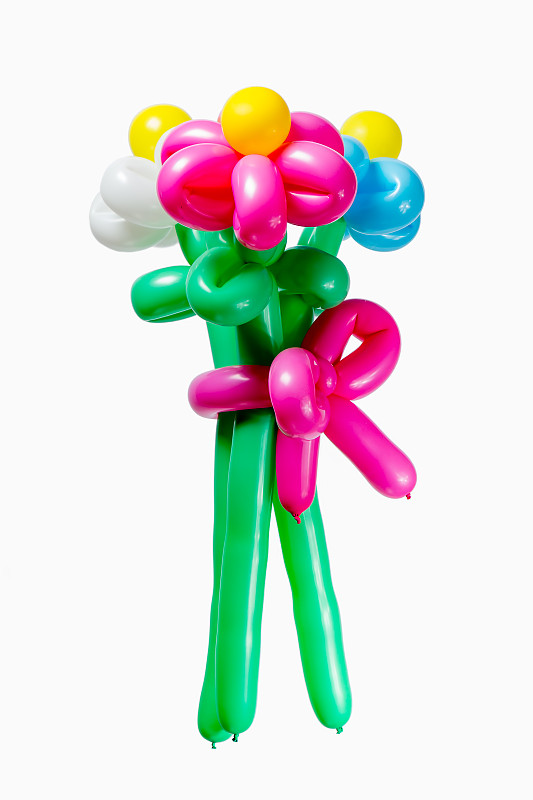 美丽的多色充气气球束隔离