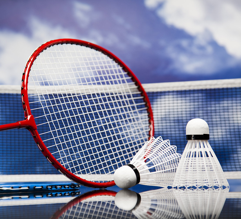 用羽毛球拍拍毽子