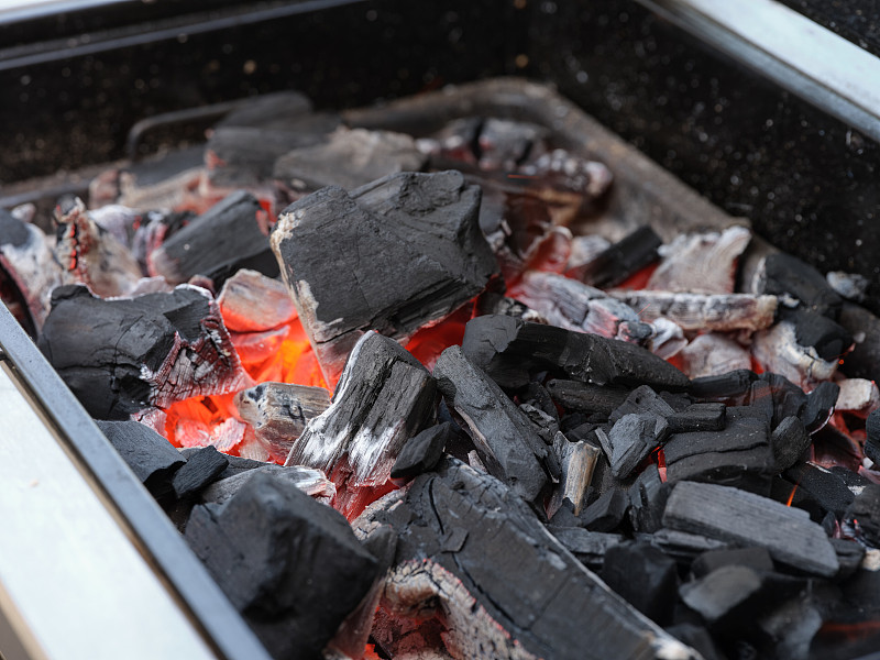 在烤架上燃烧木炭