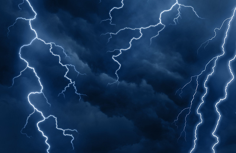 雷雨天气时，天空中闪烁着闪电和明亮的火花