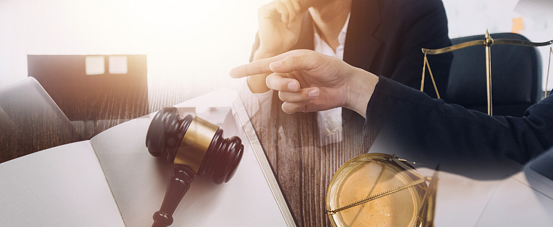 法官与司法部律师在律师事务所举行团队会议。法律概念。