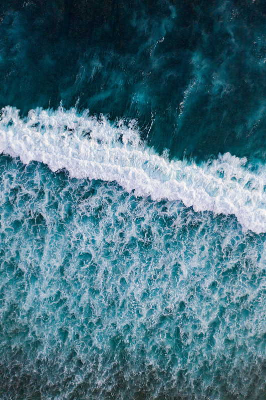 巨浪冲击着珊瑚礁。从上面看。