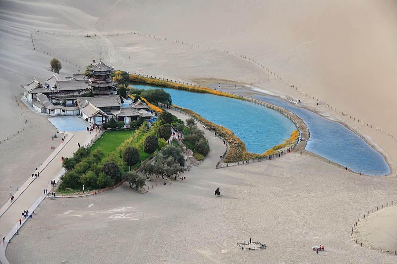 月牙泉在歌唱或回响沙山-鸣沙山。敦煌-甘肃——中国- 0656