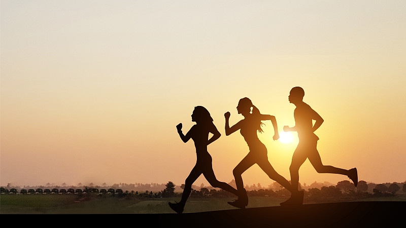 人们在日落时慢跑的剪影