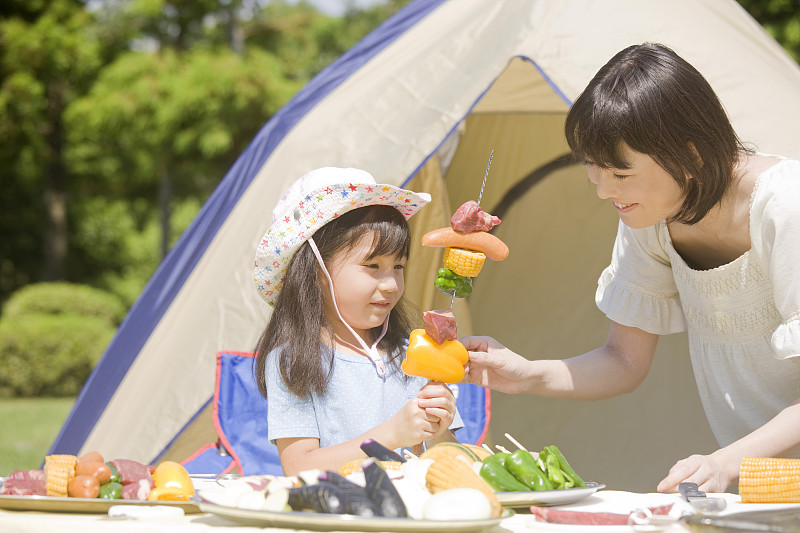 为母女准备烧烤