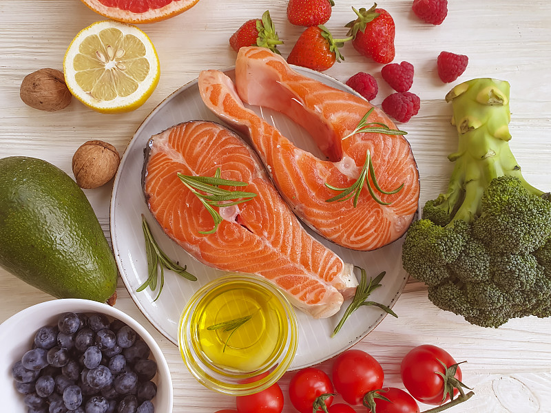 新鲜的三文鱼番茄木背景