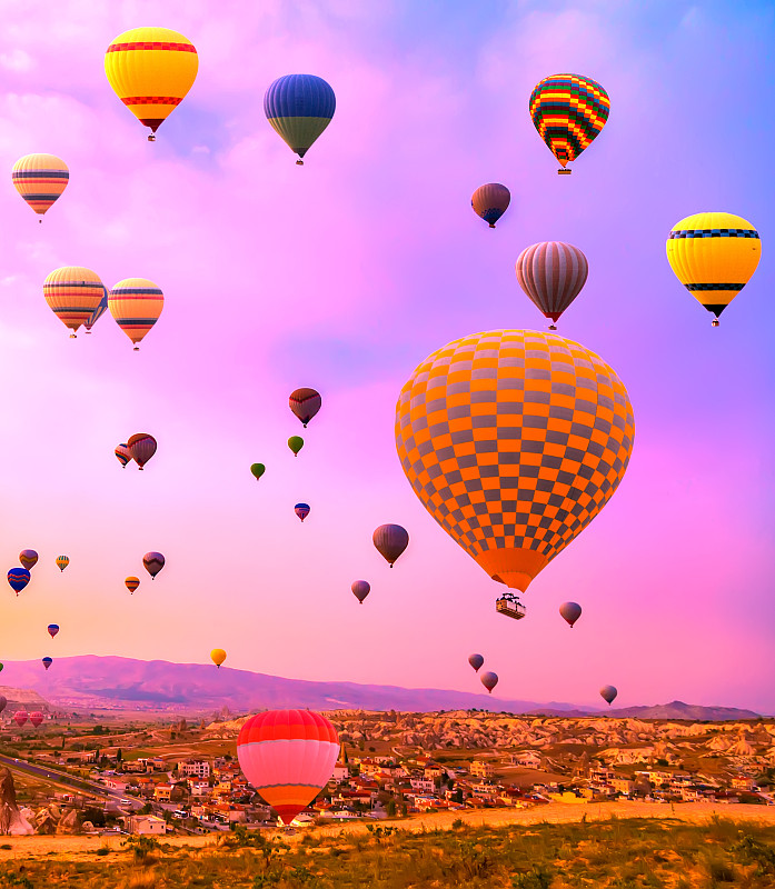 日落山中的热气球