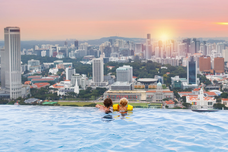 孩子们在新加坡的屋顶游泳池游泳