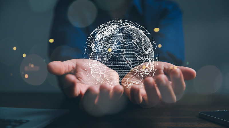 大数据分析和商业智能概念。商务人士持有全球网络连接。全球地图的点和线组成的全球业务。数字链接技术。现代战略。