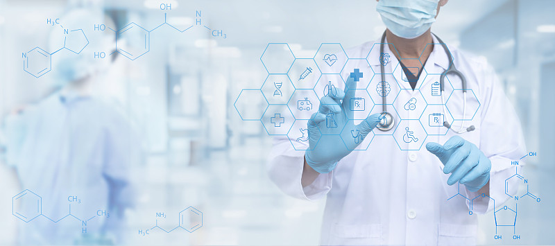 医疗技术、医疗保健、远程医疗、虚拟医院概念。医生使用健康技术图标在虚拟屏幕上工作