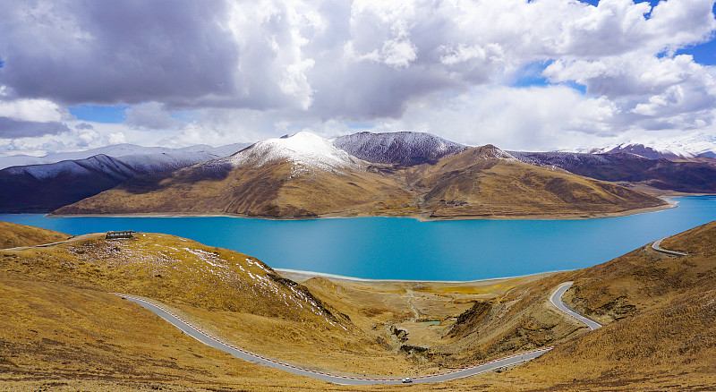 西藏羊卓雍措的全景照片