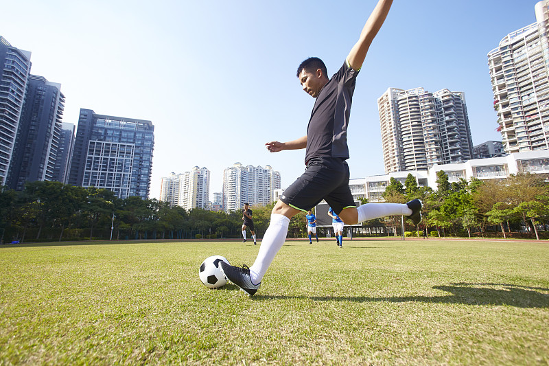 亚洲足球运动员投篮