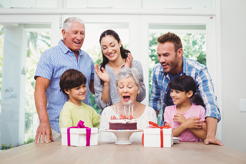 微笑的家人在奶奶的生日聚会