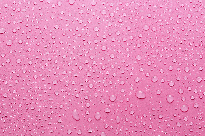 水滴在粉红色的表面上