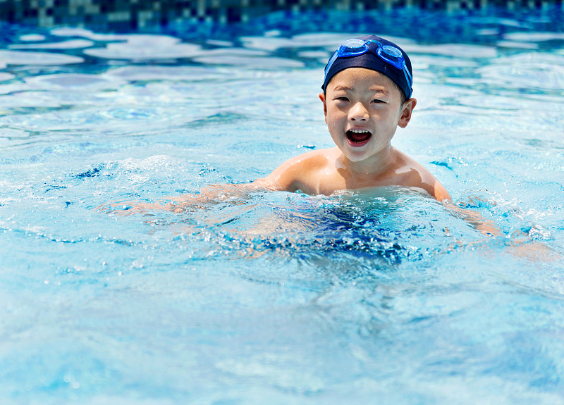 小男孩在游泳池里玩