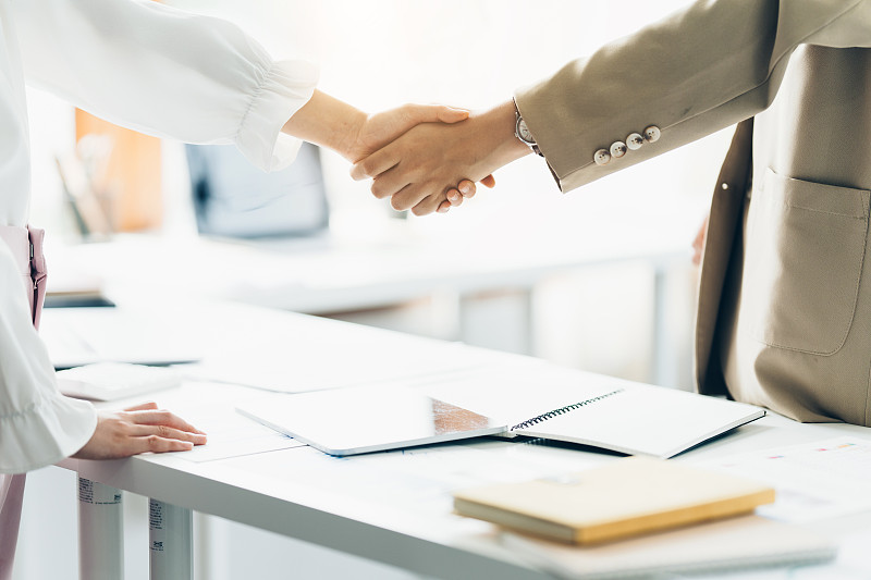 商务人士成功的谈判和握手。庆祝合作伙伴和团队合作，商业交易理念。