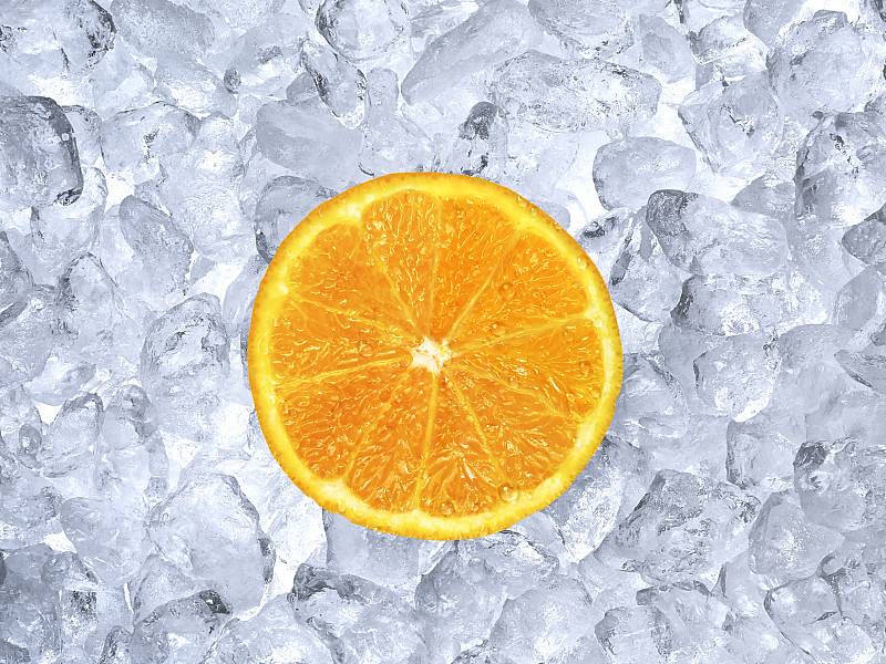 新鲜的橘子在冰块的背景