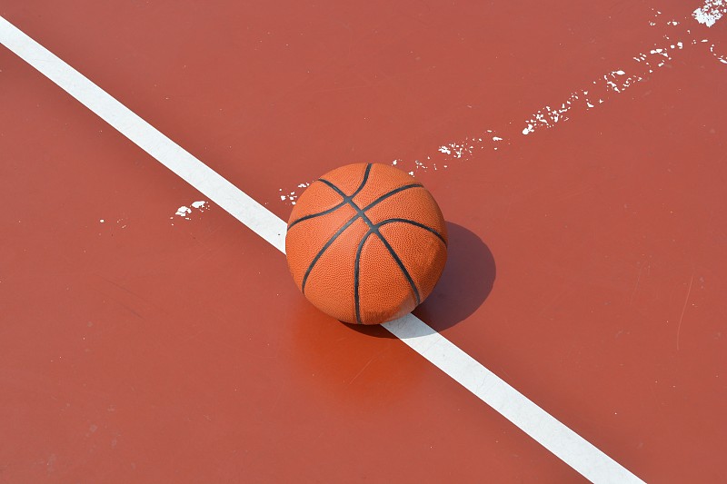 篮球场上的篮球